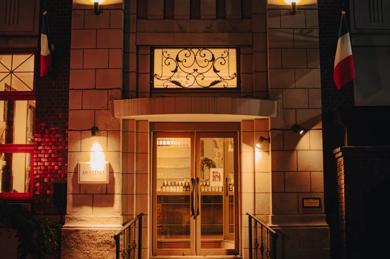 Bisteccheria DESTINO AIZU 歴史的景観指定建造物の大正ロマン漂うレトロなロケーションで2025年12月にオープン。
2階は写真家 星賢孝氏の常設展示スペースになっています。磐梯山温泉ホテル by 星野リゾート との業務提携を行なっています。