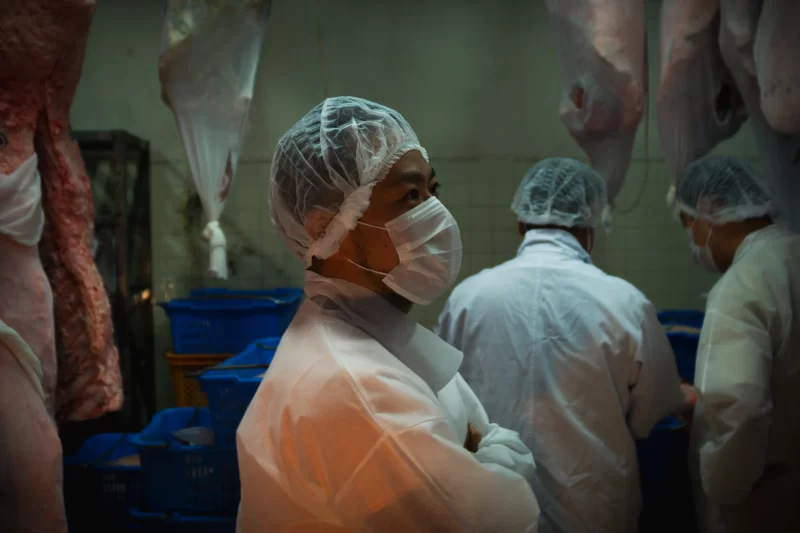当店では使用する食材の全てに責任を持てるように努めております。
ご提供するお肉のすべてを契約牧場より無冷凍原木及び精肉を直送仕入れをしており、野菜は全て那須エリアの契約農家から無農薬野菜を直送仕入れをしております。